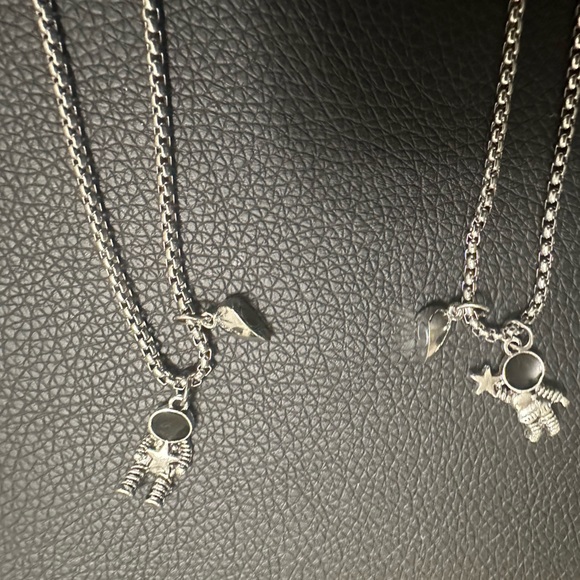 ONE LOVE SPACEMAN COUPLE NECKLACE WITH MAGNETIC PENDANTS - Picture 7 of 8